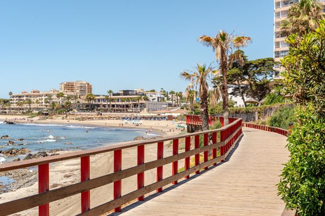 Küstenpromenade und Strand