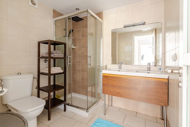 Familienbad mit Doppelwaschbecken und Dusche