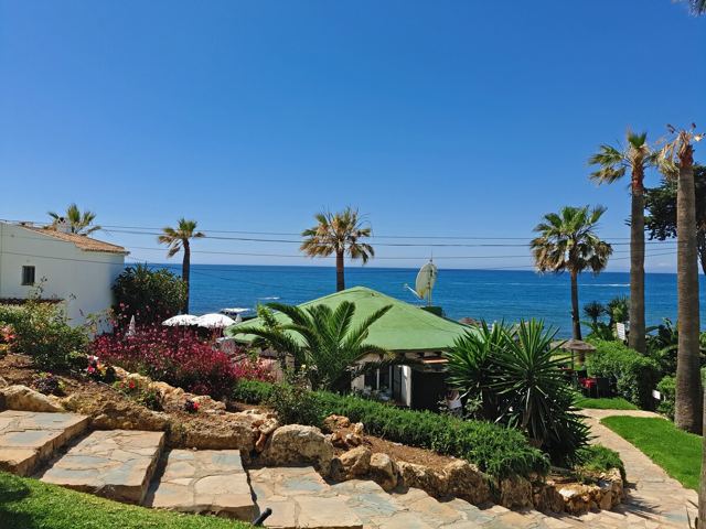 Gartenanlage mit Blick aufs Meer