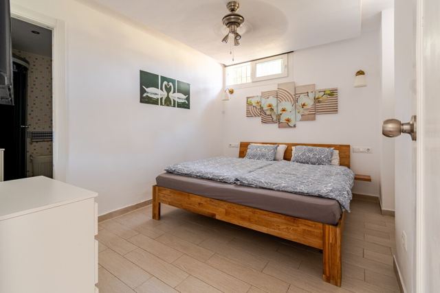Hauptschlafzimmer mit Kleiderschrank