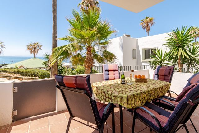 Terrasse mit Tisch für sechs Personen