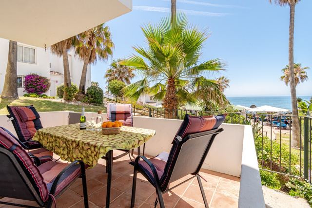 Eigene Terrasse mit Blick über den Garten aufs Meer