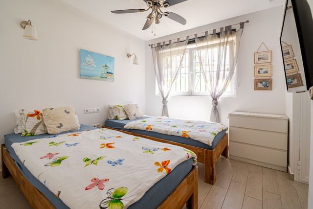 Zweites Schlafzimmer mit zwei Einzelbetten